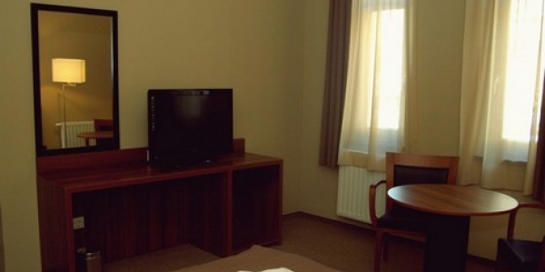 Fiáker Vendéglő, Panzió