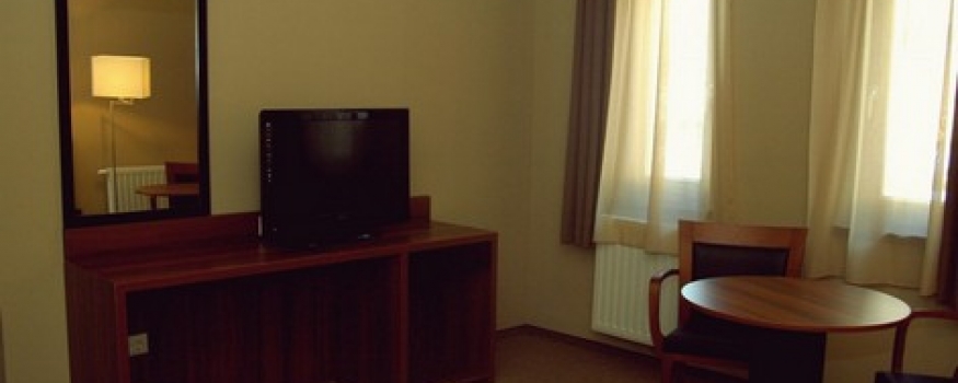 Fiáker Vendéglő, Panzió